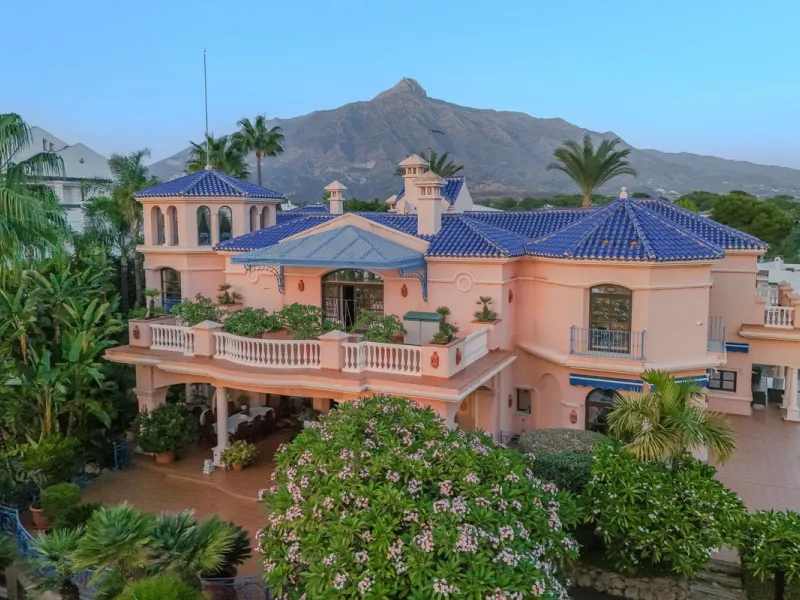 Villa Herencia stands as a magnificent masterpiece of classic architecture, embodying timeless elegance and exceptional craftsmanship.