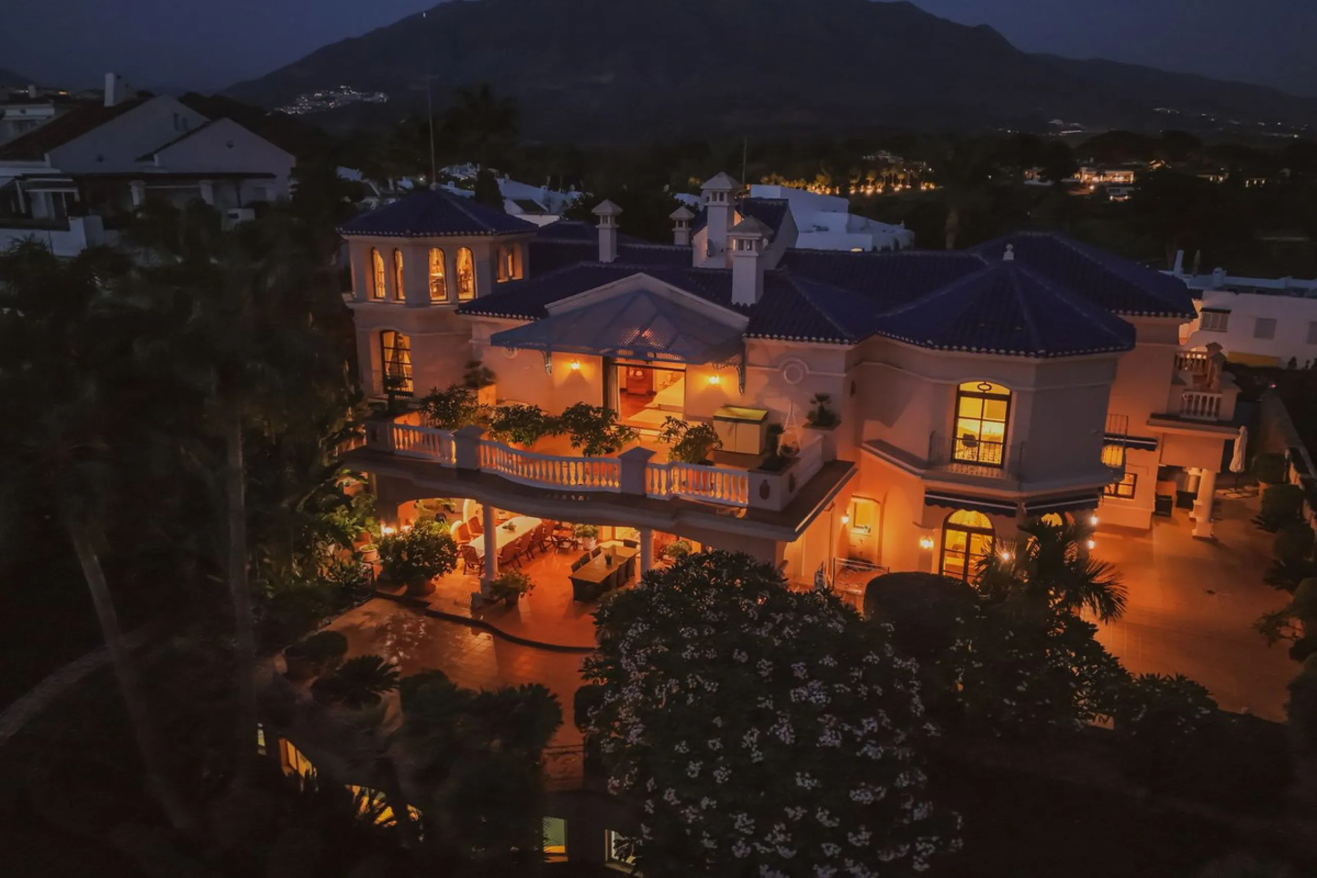 Villa Herencia stands as a magnificent masterpiece of classic architecture, embodying timeless elegance and exceptional craftsmanship.