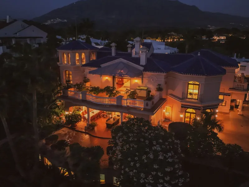 Villa Herencia stands as a magnificent masterpiece of classic architecture, embodying timeless elegance and exceptional craftsmanship.