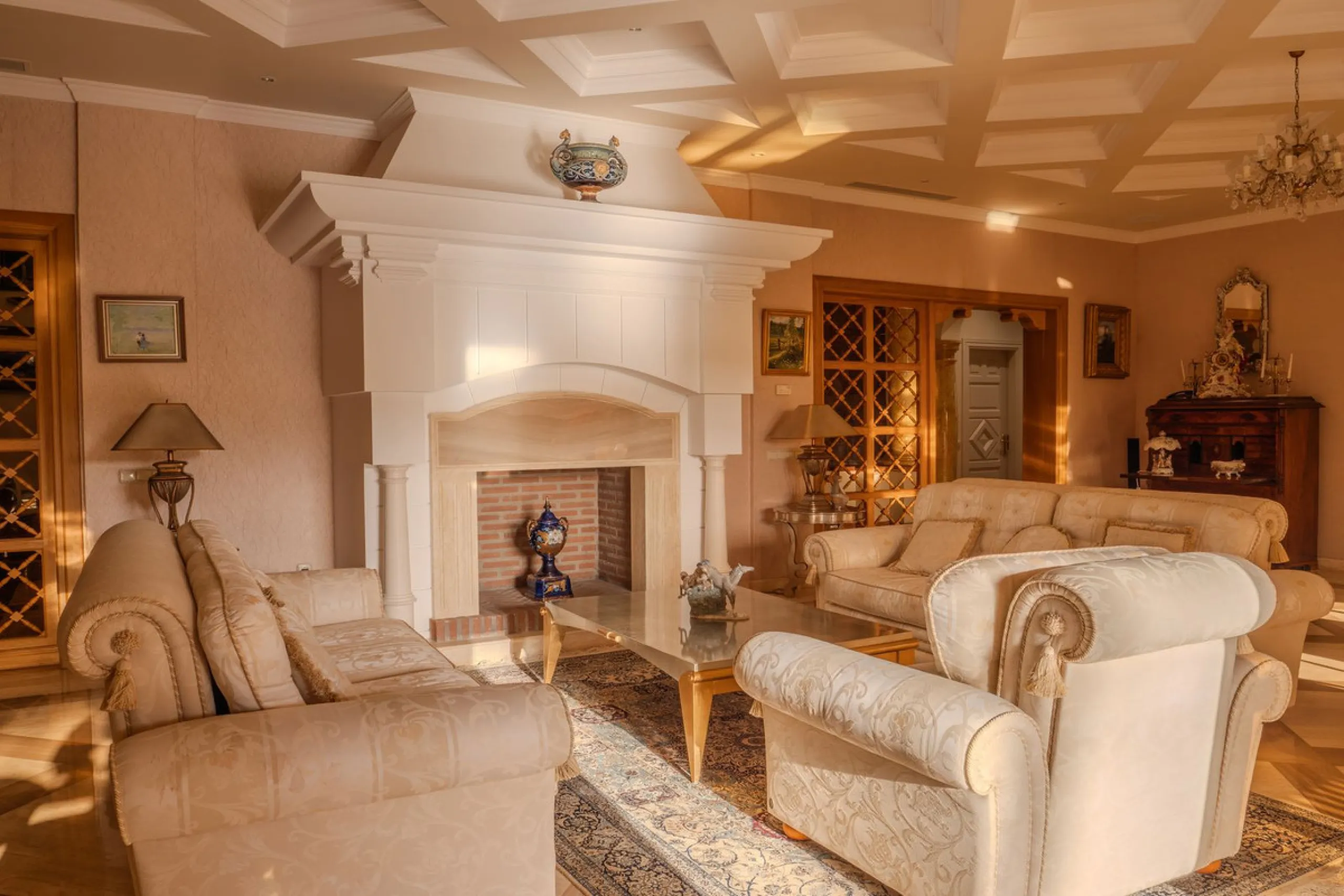 Villa Herencia stands as a magnificent masterpiece of classic architecture, embodying timeless elegance and exceptional craftsmanship.