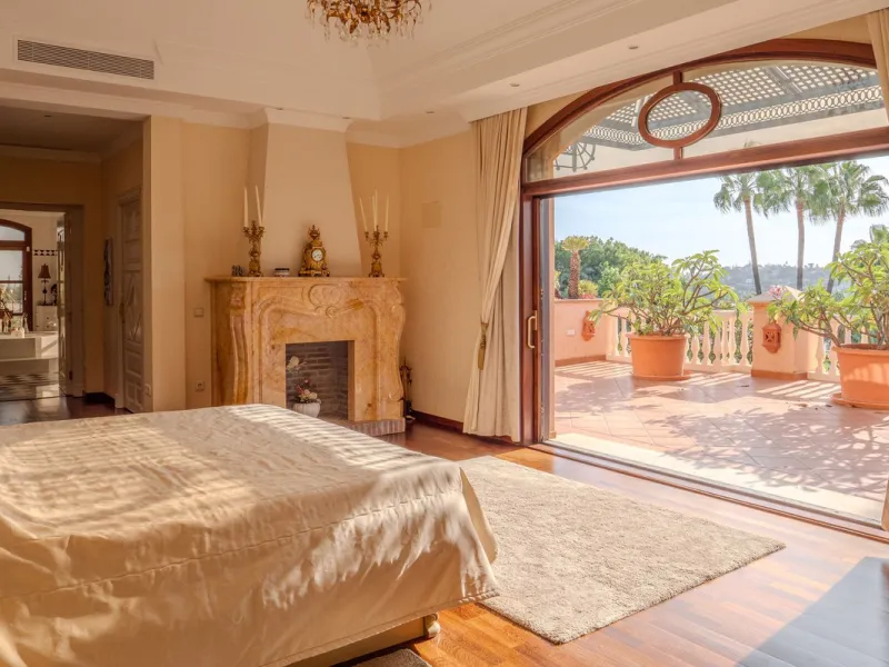 Villa Herencia stands as a magnificent masterpiece of classic architecture, embodying timeless elegance and exceptional craftsmanship.