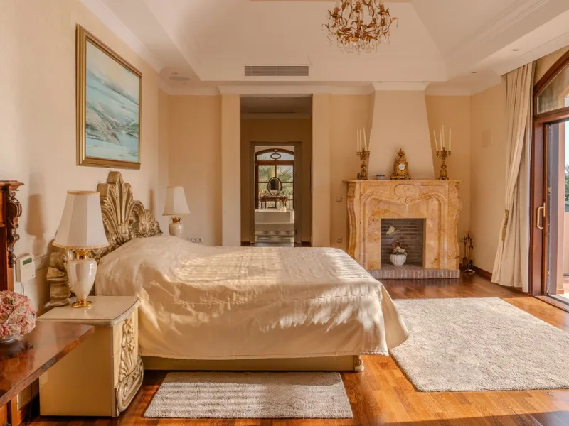 Villa Herencia stands as a magnificent masterpiece of classic architecture, embodying timeless elegance and exceptional craftsmanship.