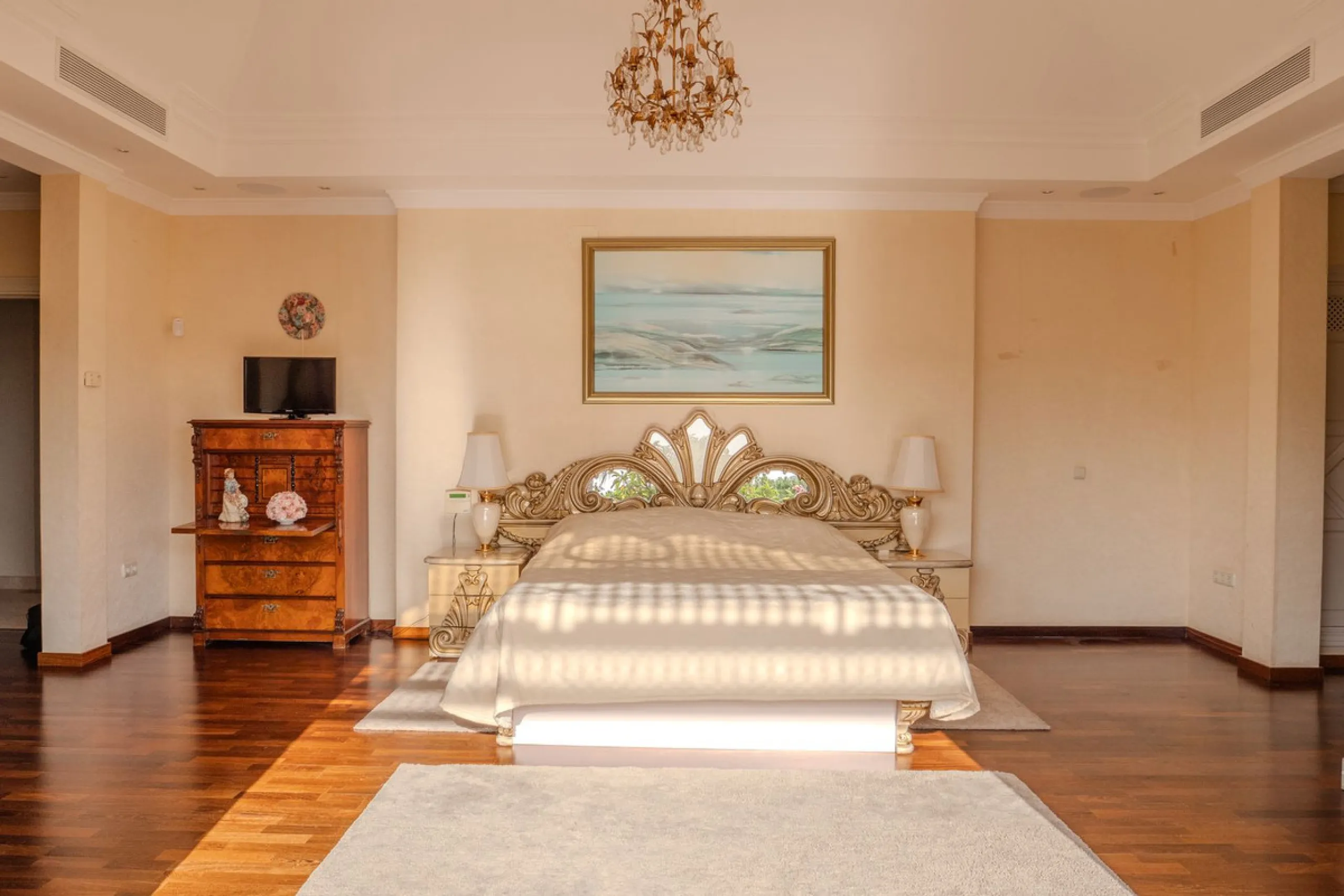 Villa Herencia stands as a magnificent masterpiece of classic architecture, embodying timeless elegance and exceptional craftsmanship.