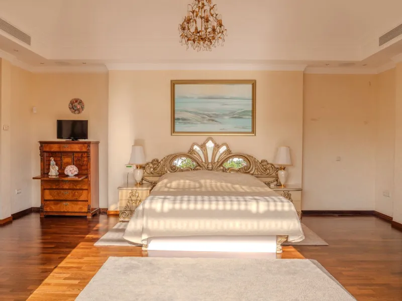 Villa Herencia stands as a magnificent masterpiece of classic architecture, embodying timeless elegance and exceptional craftsmanship.