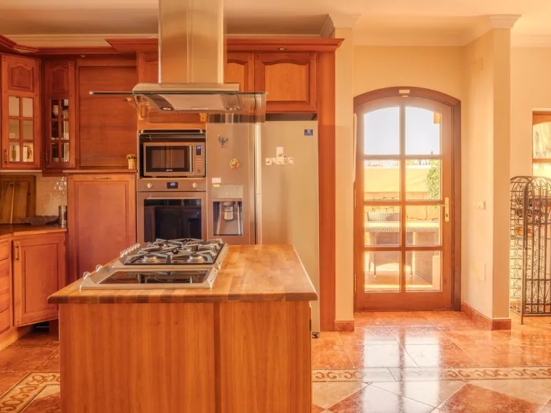 Villa Herencia stands as a magnificent masterpiece of classic architecture, embodying timeless elegance and exceptional craftsmanship.