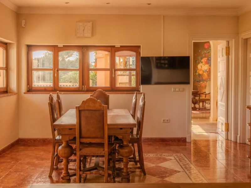 Villa Herencia stands as a magnificent masterpiece of classic architecture, embodying timeless elegance and exceptional craftsmanship.
