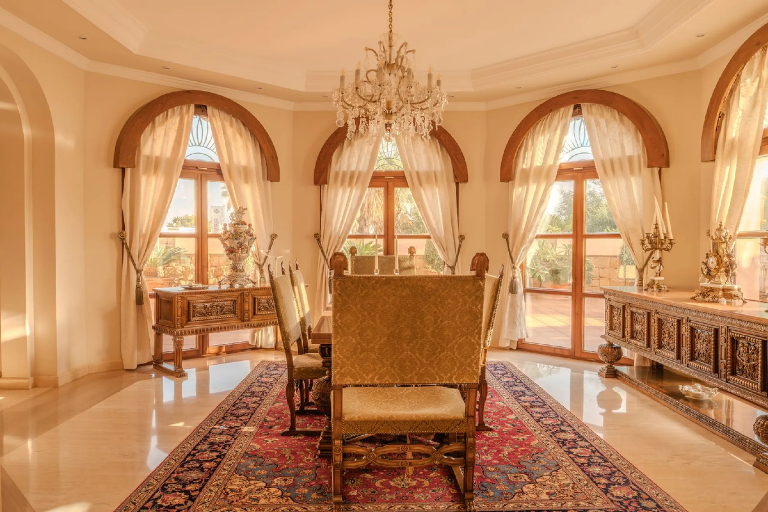 Villa Herencia stands as a magnificent masterpiece of classic architecture, embodying timeless elegance and exceptional craftsmanship.
