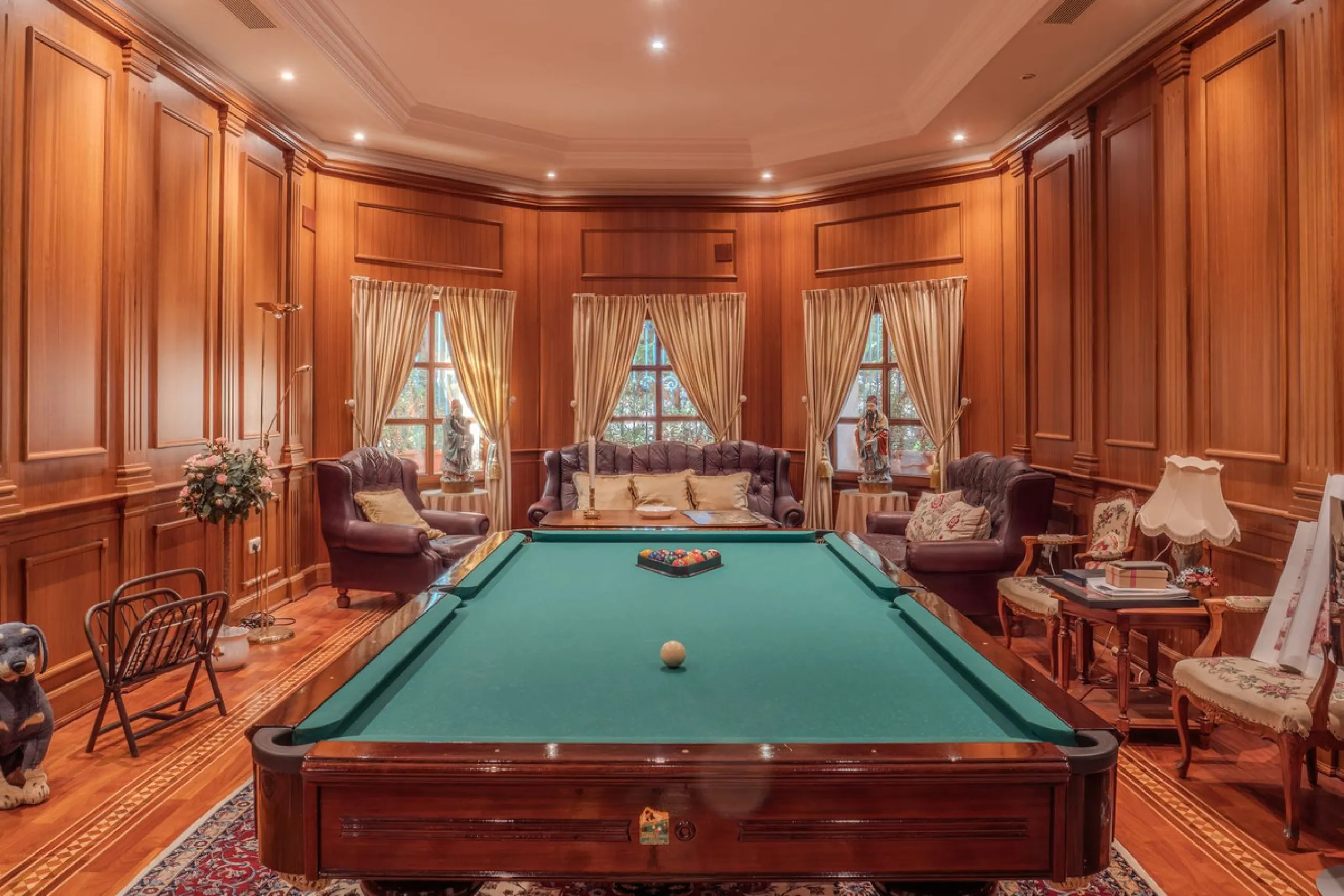 Villa Herencia stands as a magnificent masterpiece of classic architecture, embodying timeless elegance and exceptional craftsmanship.