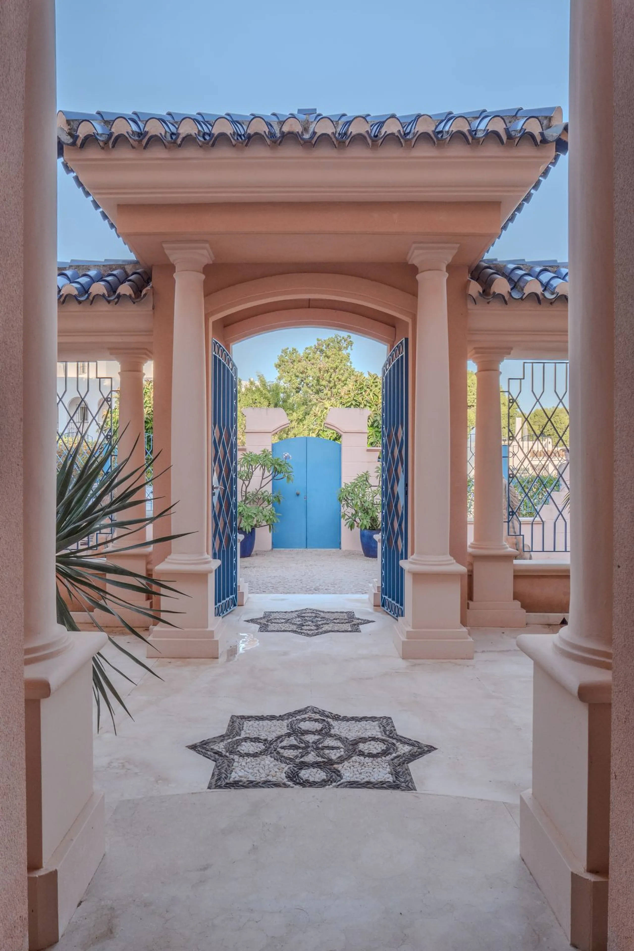 Villa Herencia stands as a magnificent masterpiece of classic architecture, embodying timeless elegance and exceptional craftsmanship.