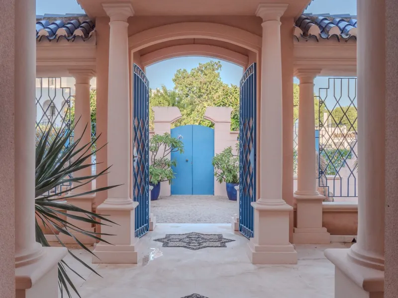 Villa Herencia stands as a magnificent masterpiece of classic architecture, embodying timeless elegance and exceptional craftsmanship.