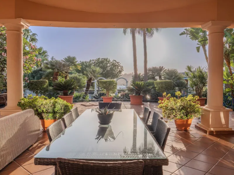 Villa Herencia stands as a magnificent masterpiece of classic architecture, embodying timeless elegance and exceptional craftsmanship.