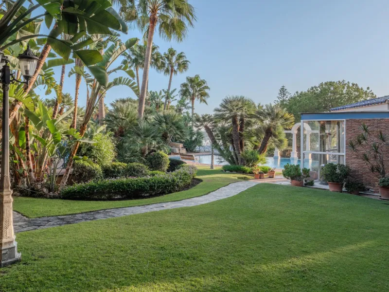 Villa Herencia stands as a magnificent masterpiece of classic architecture, embodying timeless elegance and exceptional craftsmanship.