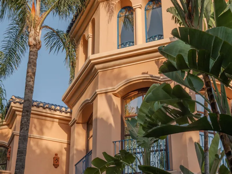 Villa Herencia stands as a magnificent masterpiece of classic architecture, embodying timeless elegance and exceptional craftsmanship.