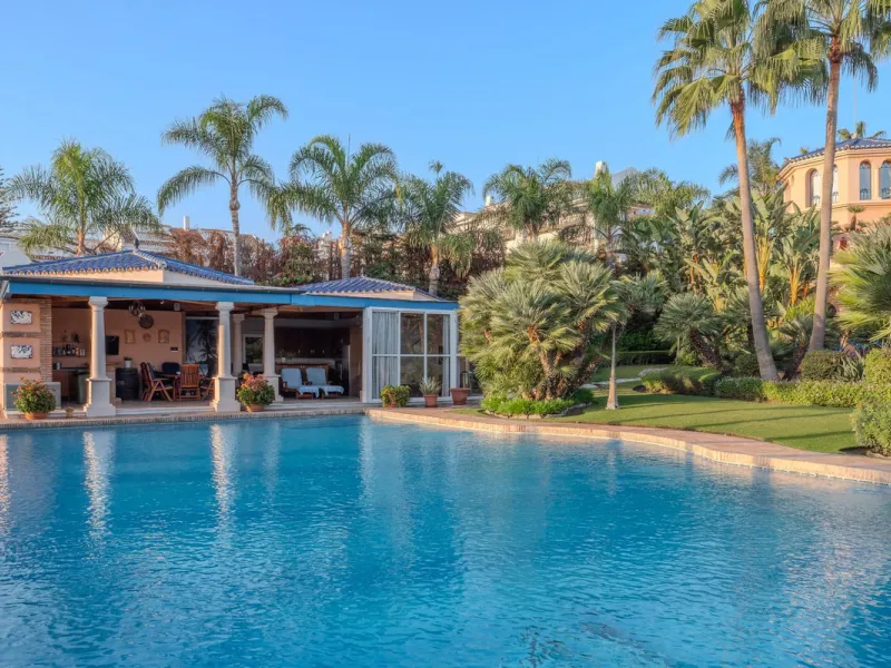 Villa Herencia stands as a magnificent masterpiece of classic architecture, embodying timeless elegance and exceptional craftsmanship.