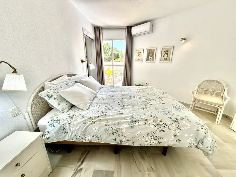 This impressive 3-bedroom penthouse offers a rare combination of space, privacy, and potential, set within a quiet and well-established urbanisation next to La Siesta Golf.