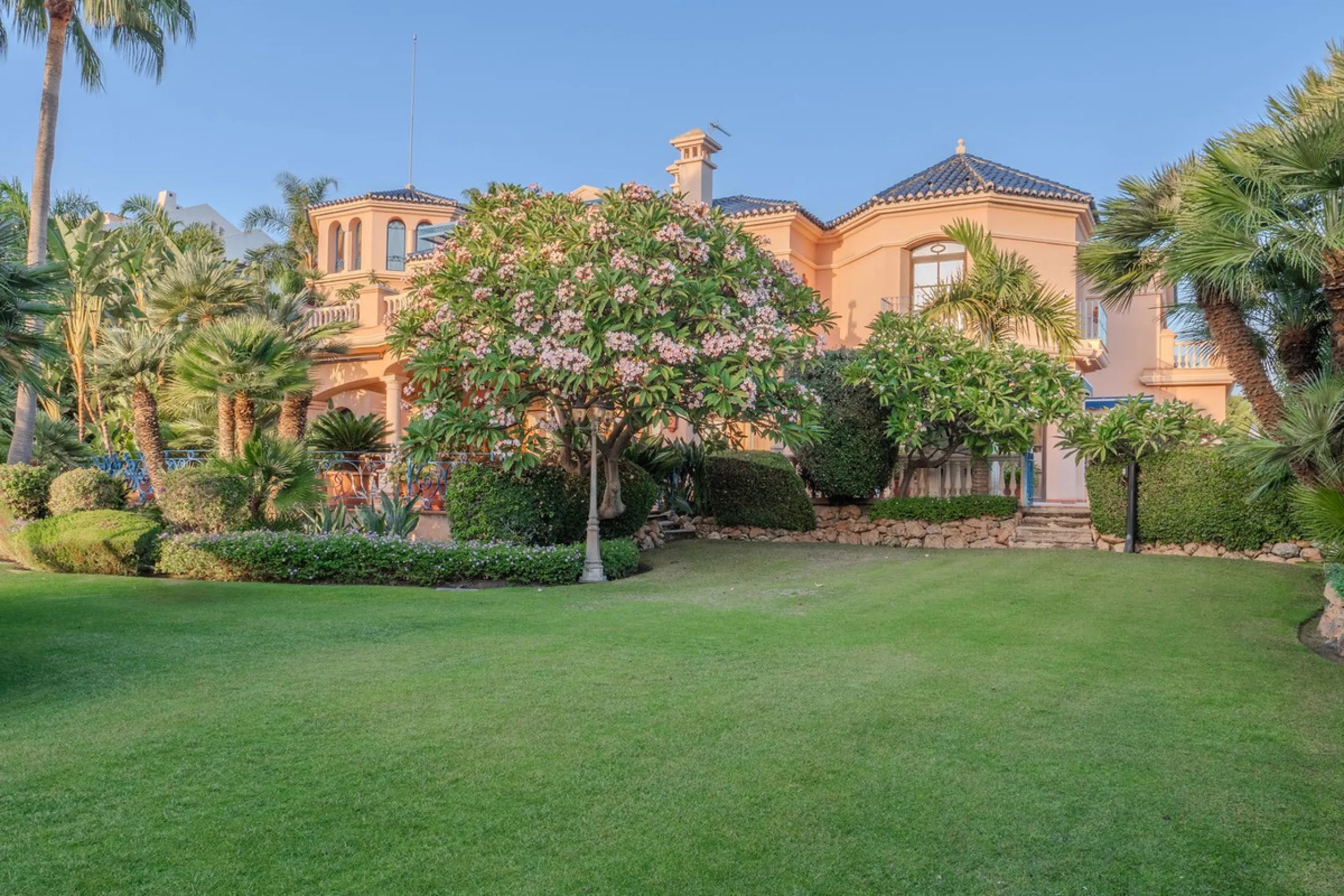 Villa Herencia stands as a magnificent masterpiece of classic architecture, embodying timeless elegance and exceptional craftsmanship.