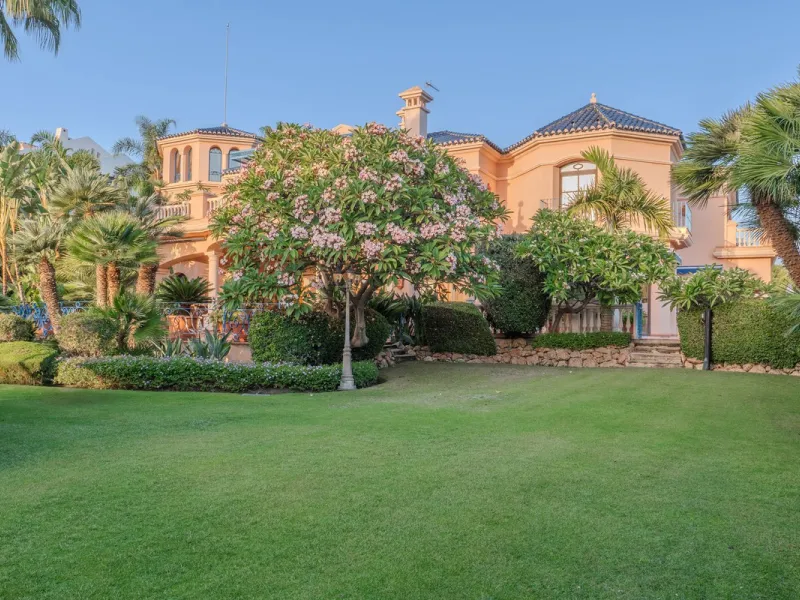 Villa Herencia stands as a magnificent masterpiece of classic architecture, embodying timeless elegance and exceptional craftsmanship.