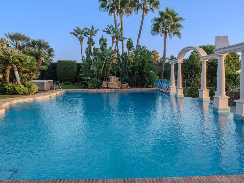 Villa Herencia stands as a magnificent masterpiece of classic architecture, embodying timeless elegance and exceptional craftsmanship.