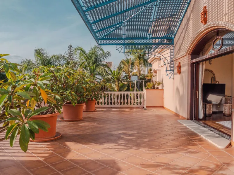 Villa Herencia stands as a magnificent masterpiece of classic architecture, embodying timeless elegance and exceptional craftsmanship.