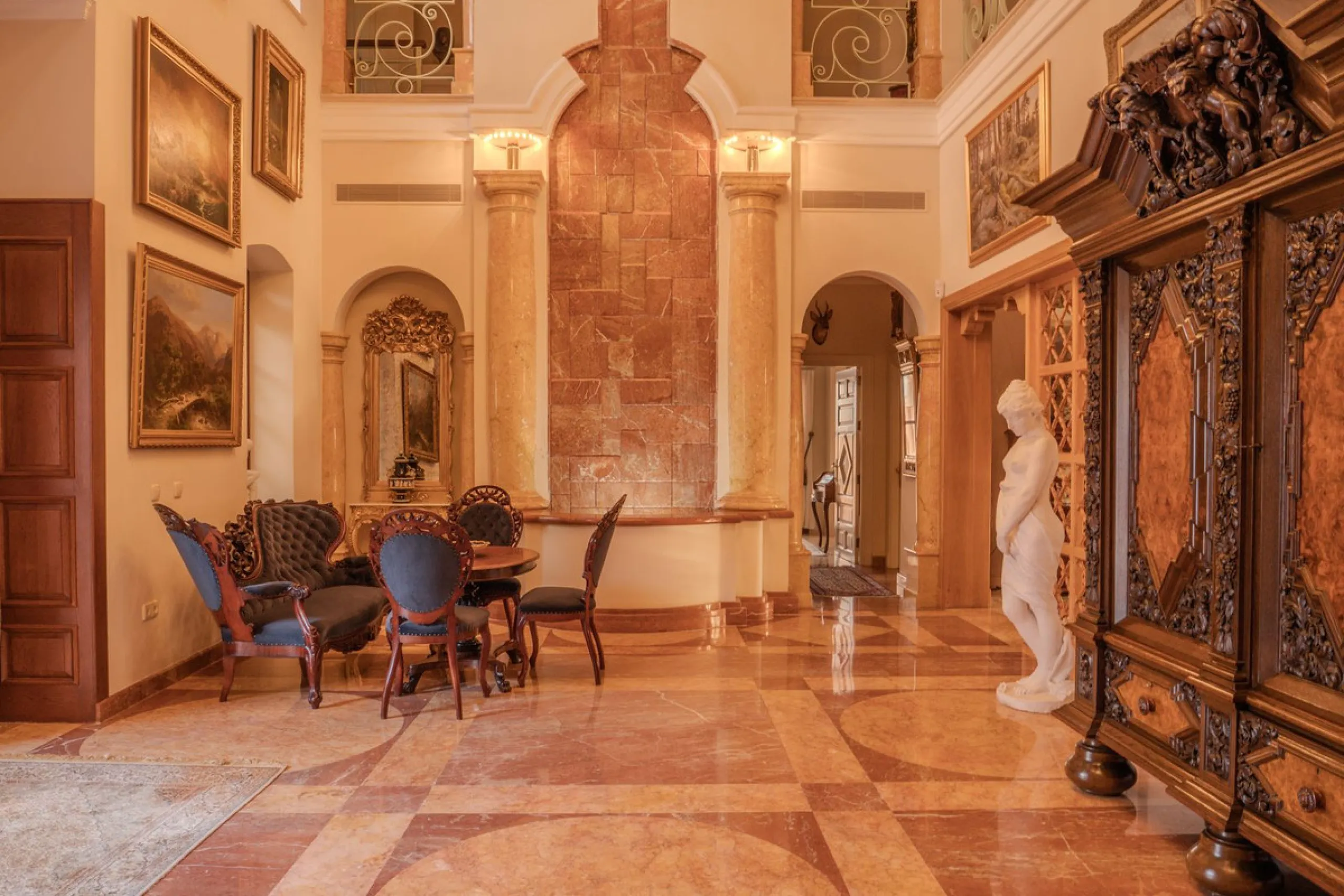 Villa Herencia stands as a magnificent masterpiece of classic architecture, embodying timeless elegance and exceptional craftsmanship.