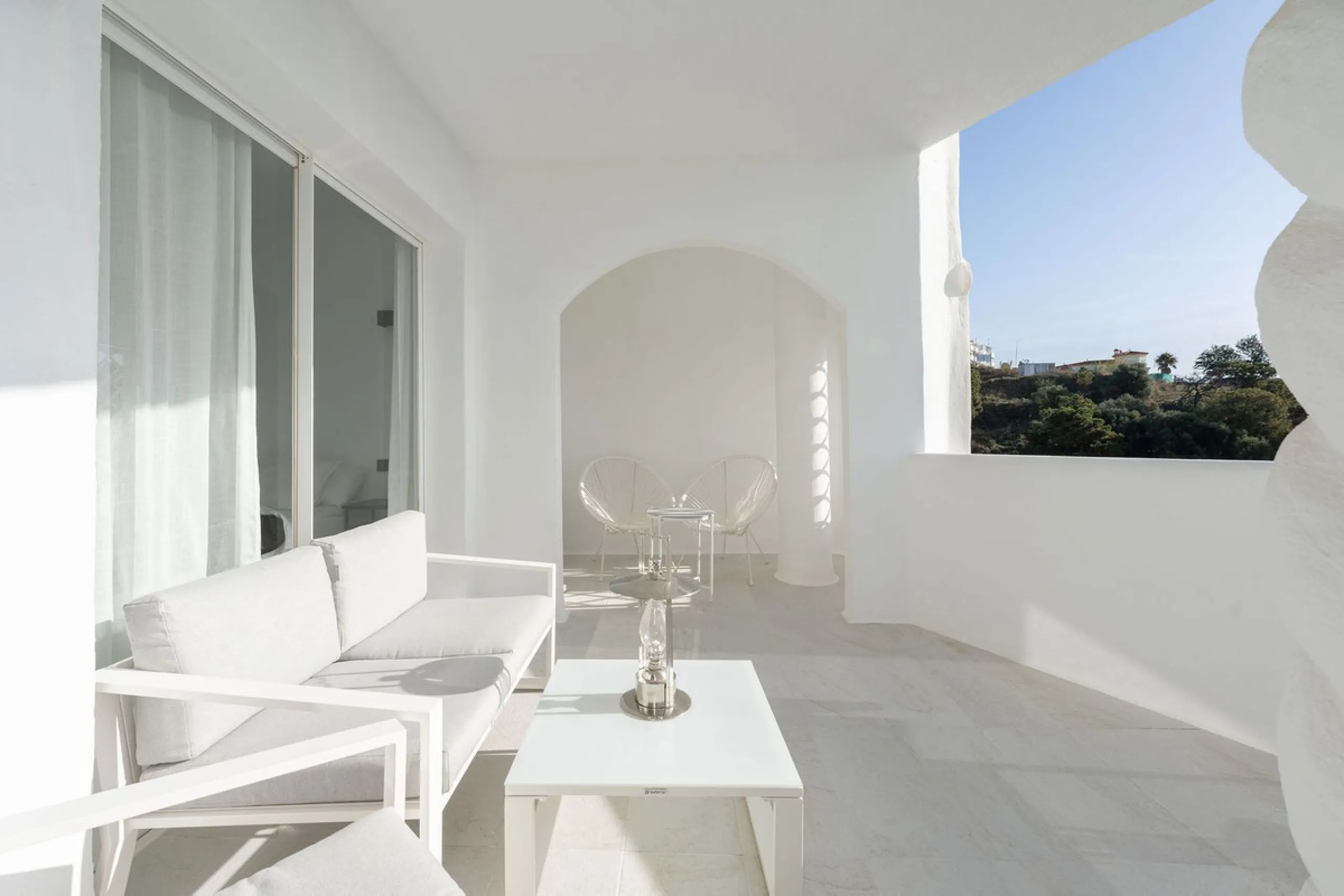 Welcome to this bright and renovated 3 bedroom apartment in Calahonda with beautiful views!
