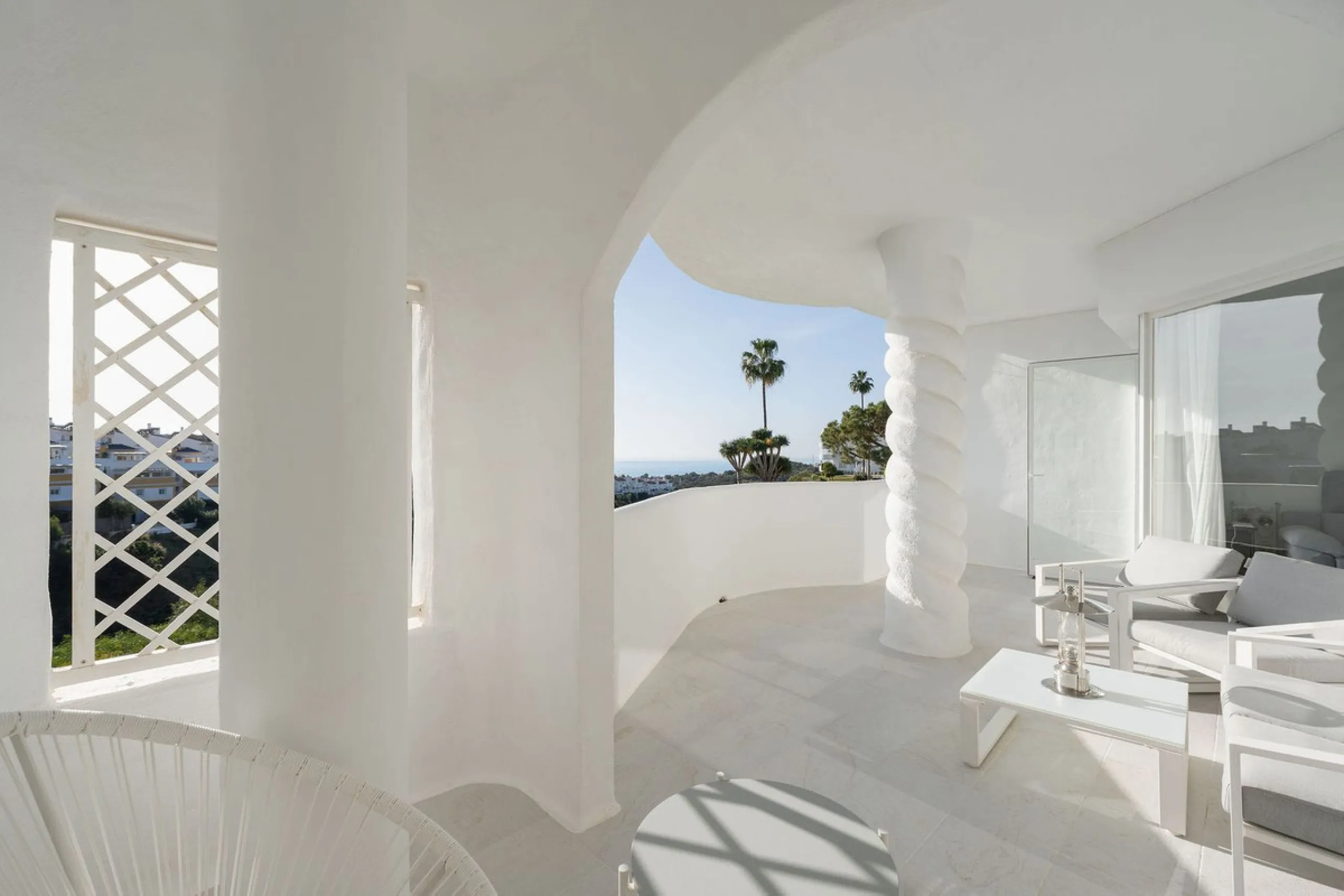 Welcome to this bright and renovated 3 bedroom apartment in Calahonda with beautiful views!