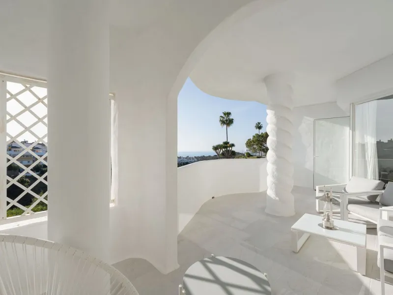 Welcome to this bright and renovated 3 bedroom apartment in Calahonda with beautiful views!