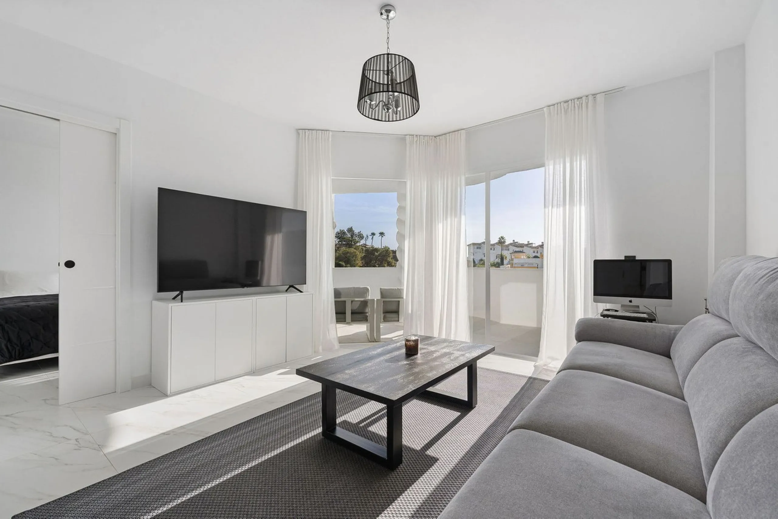 Welcome to this bright and renovated 3 bedroom apartment in Calahonda with beautiful views!