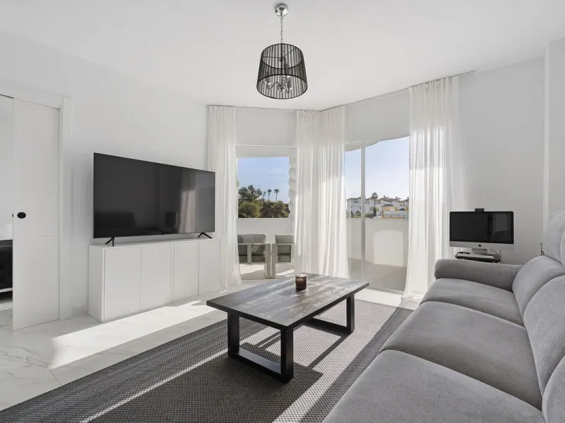 Welcome to this bright and renovated 3 bedroom apartment in Calahonda with beautiful views!