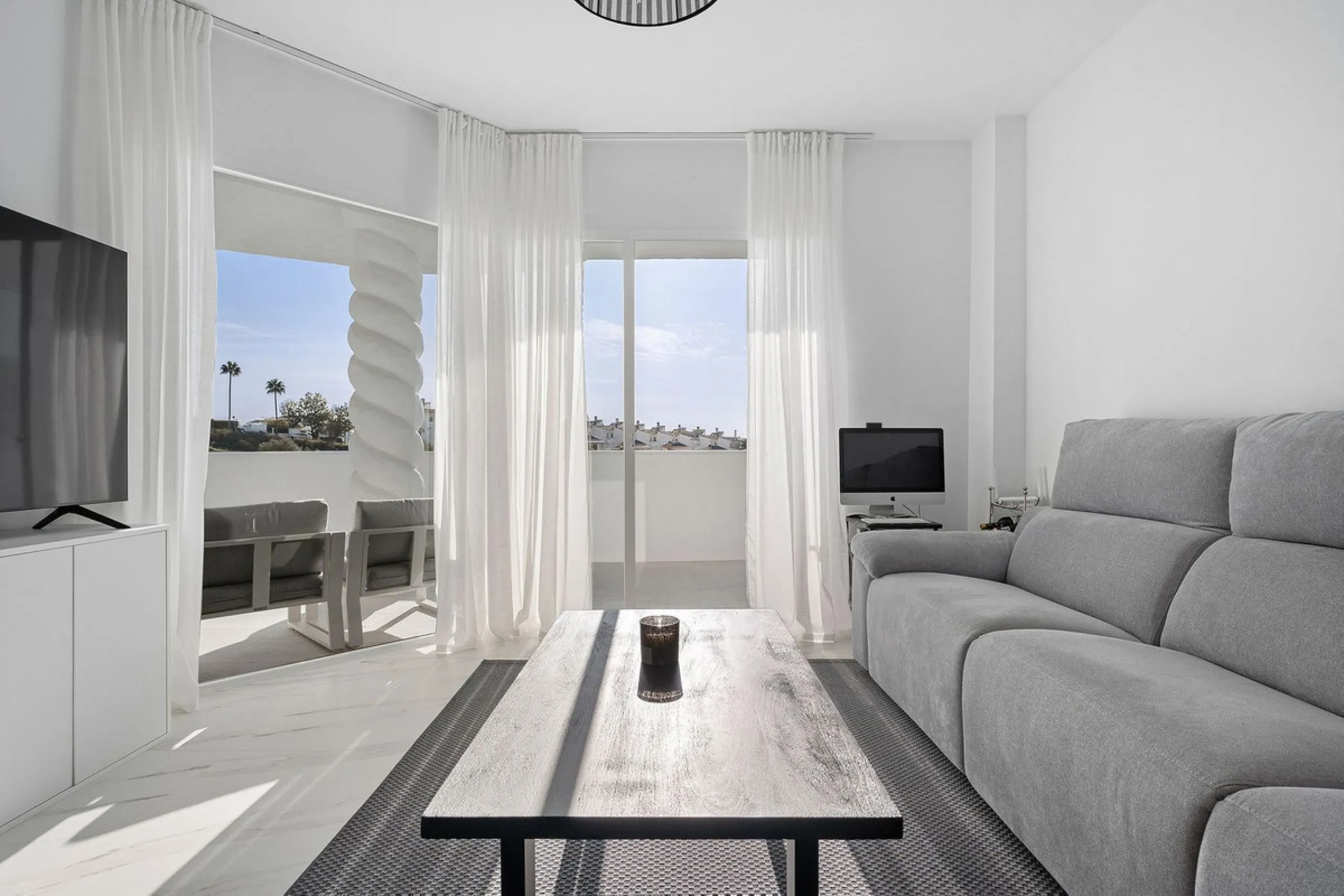 Welcome to this bright and renovated 3 bedroom apartment in Calahonda with beautiful views!