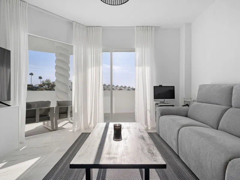 Welcome to this bright and renovated 3 bedroom apartment in Calahonda with beautiful views!
