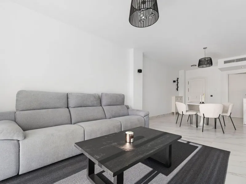 Welcome to this bright and renovated 3 bedroom apartment in Calahonda with beautiful views!