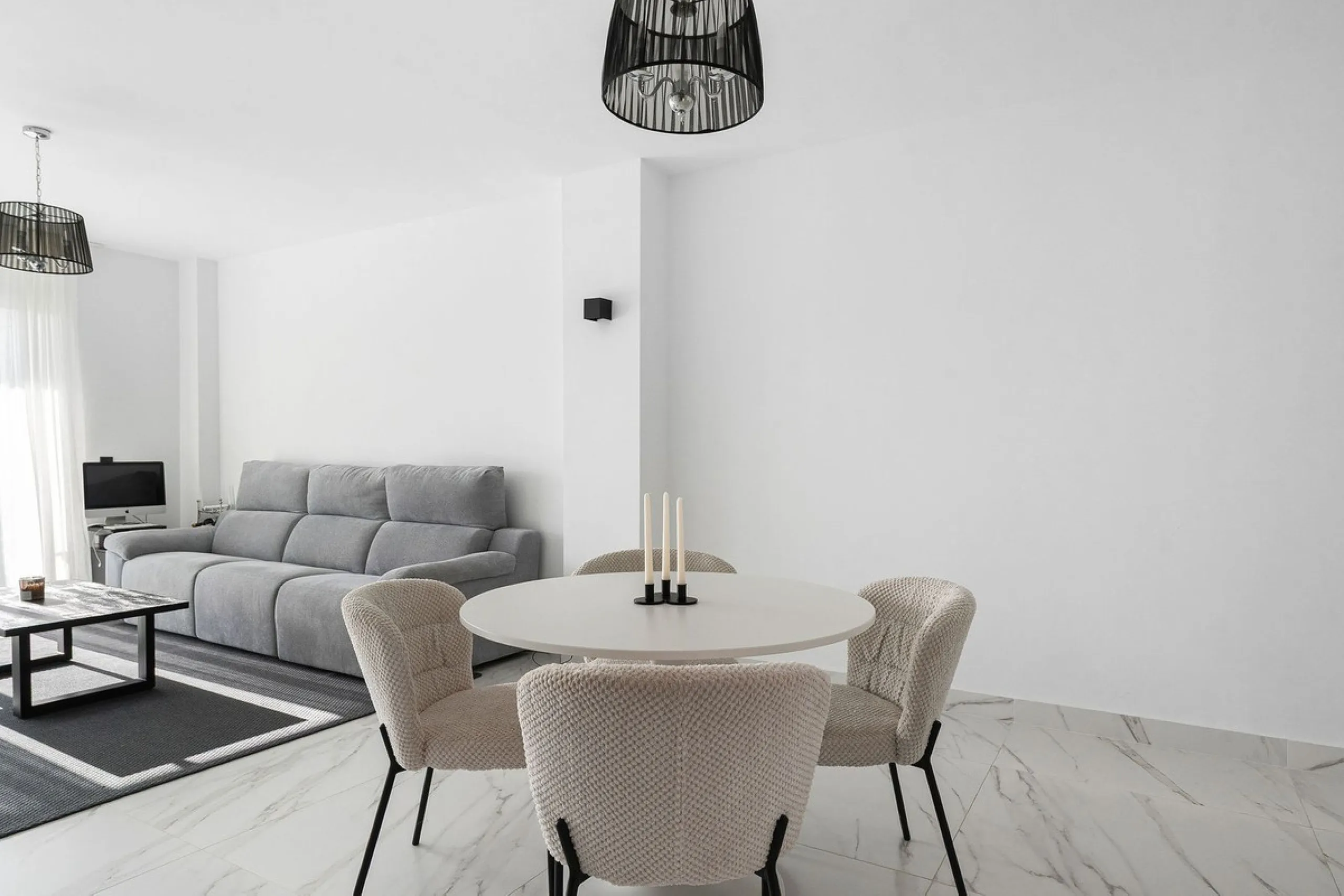 Welcome to this bright and renovated 3 bedroom apartment in Calahonda with beautiful views!