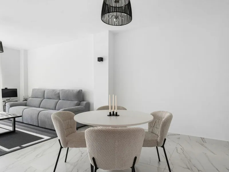 Welcome to this bright and renovated 3 bedroom apartment in Calahonda with beautiful views!