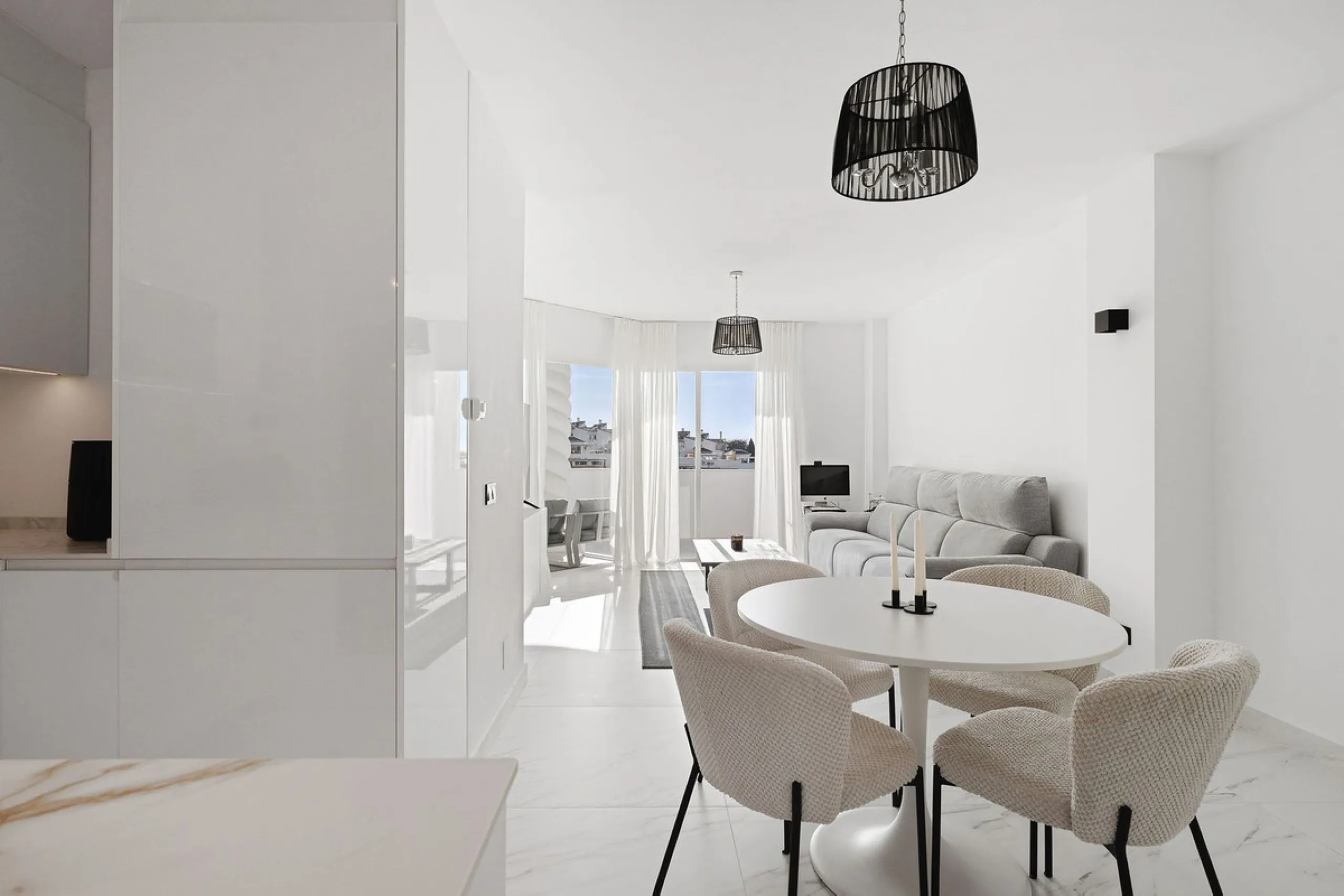 Welcome to this bright and renovated 3 bedroom apartment in Calahonda with beautiful views!