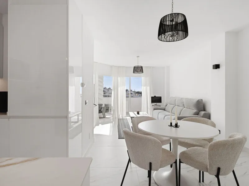 Welcome to this bright and renovated 3 bedroom apartment in Calahonda with beautiful views!