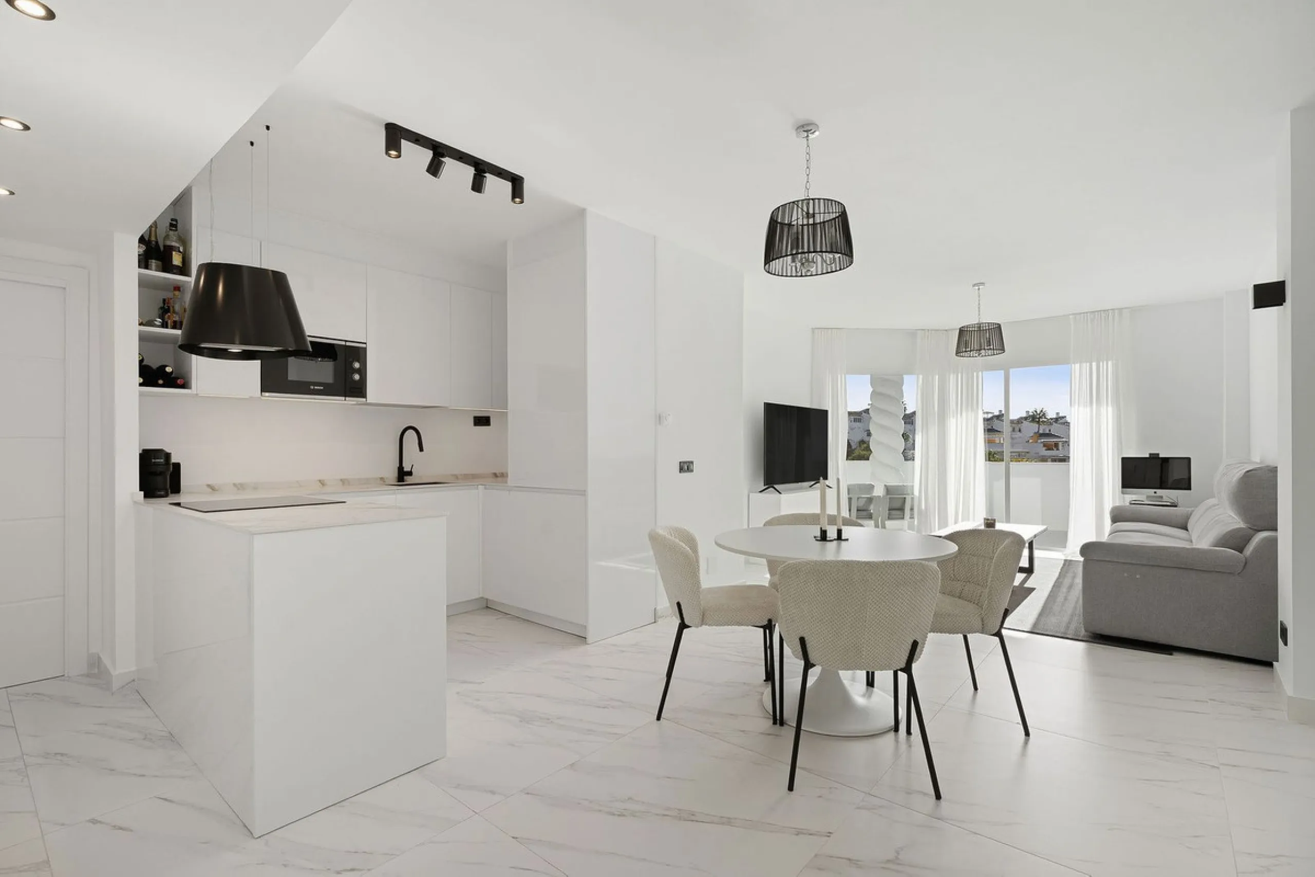 Welcome to this bright and renovated 3 bedroom apartment in Calahonda with beautiful views!