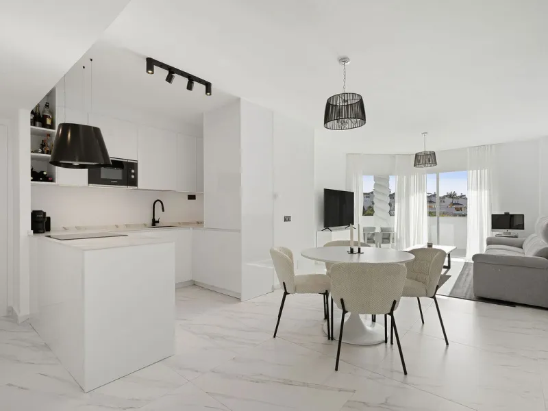 Welcome to this bright and renovated 3 bedroom apartment in Calahonda with beautiful views!