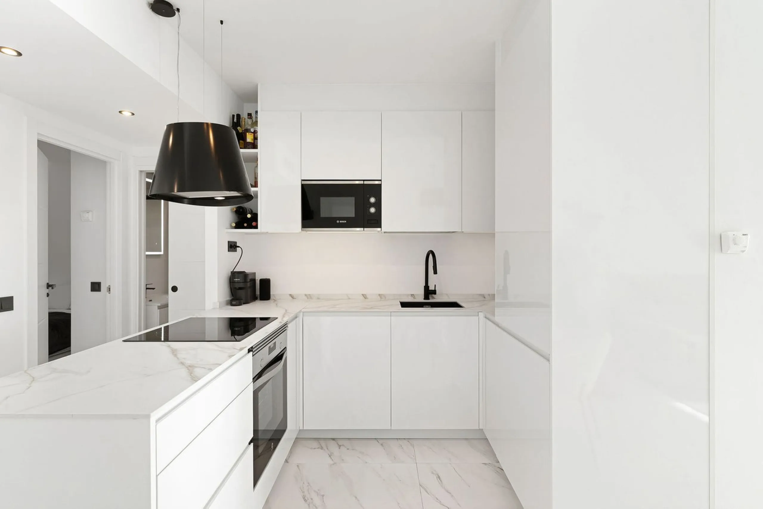 Welcome to this bright and renovated 3 bedroom apartment in Calahonda with beautiful views!