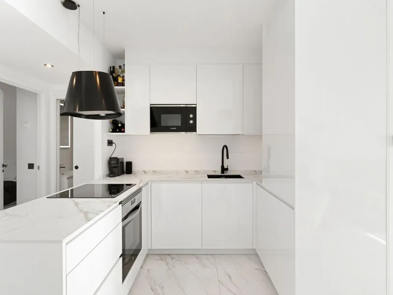 Welcome to this bright and renovated 3 bedroom apartment in Calahonda with beautiful views!