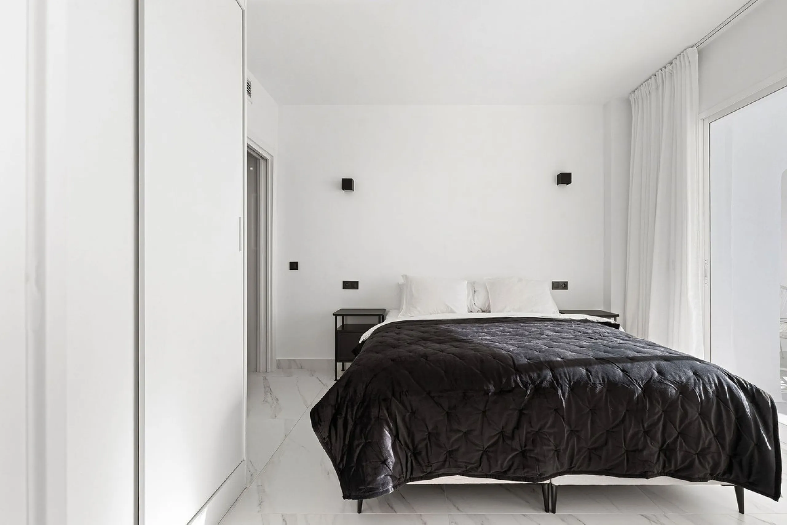 Welcome to this bright and renovated 3 bedroom apartment in Calahonda with beautiful views!
