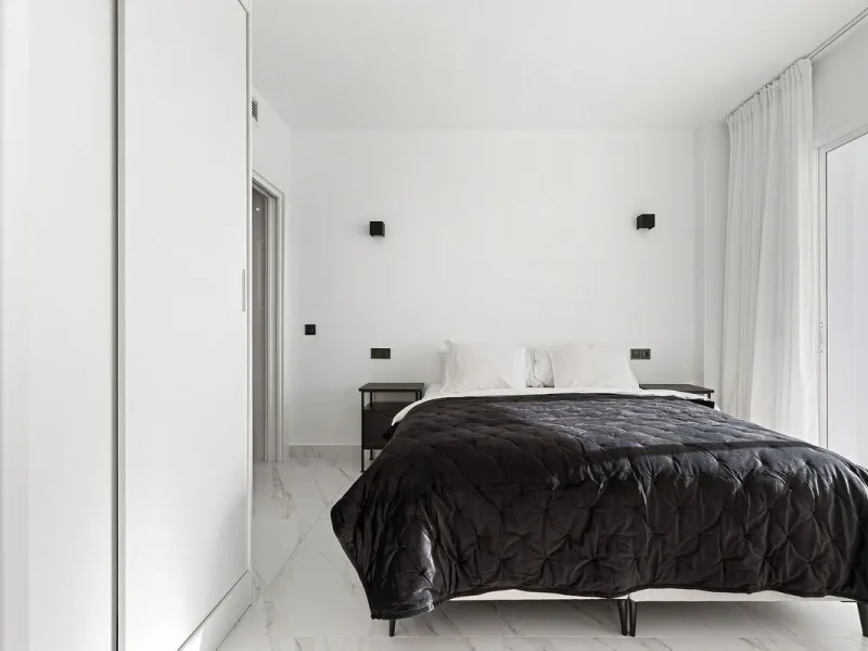 Welcome to this bright and renovated 3 bedroom apartment in Calahonda with beautiful views!