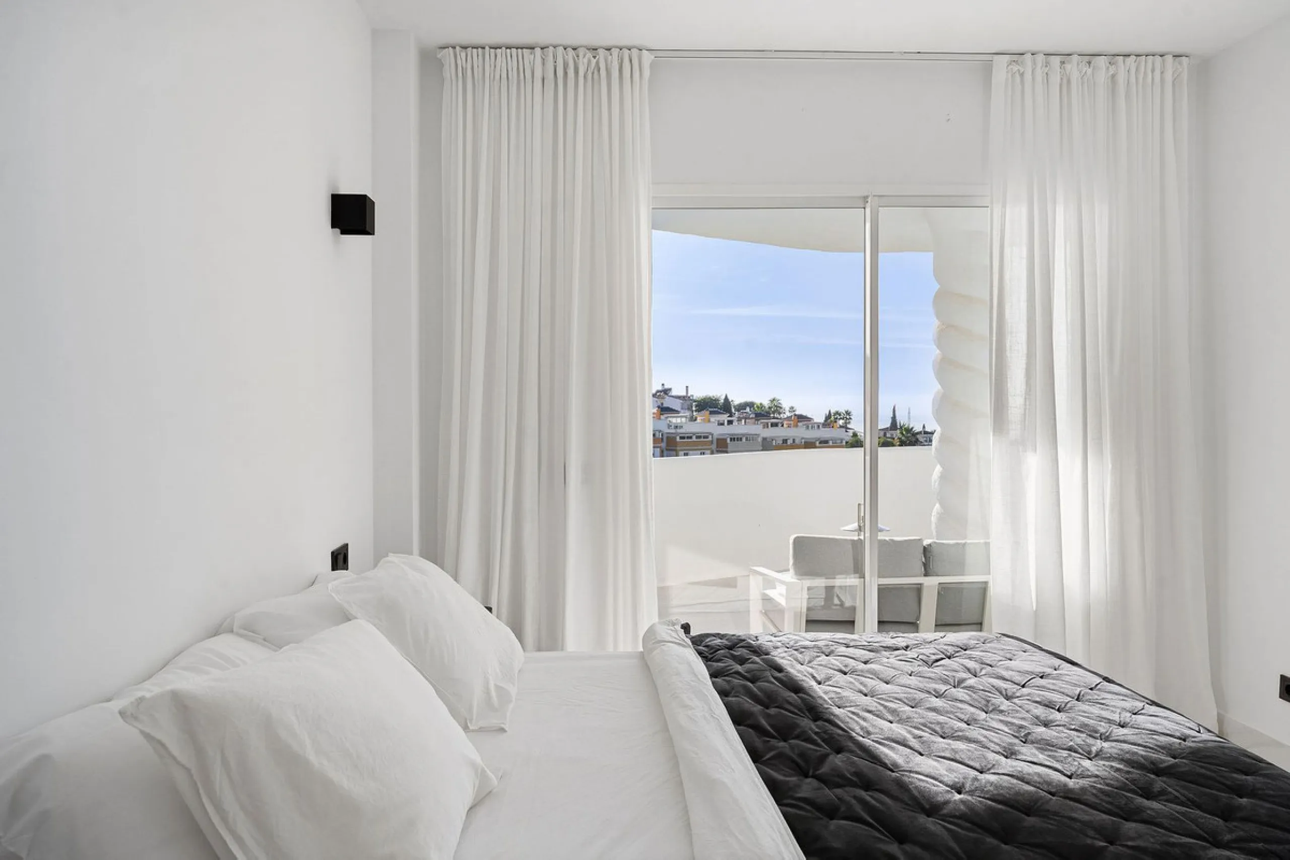 Welcome to this bright and renovated 3 bedroom apartment in Calahonda with beautiful views!