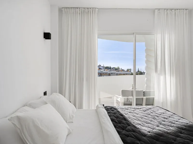 Welcome to this bright and renovated 3 bedroom apartment in Calahonda with beautiful views!
