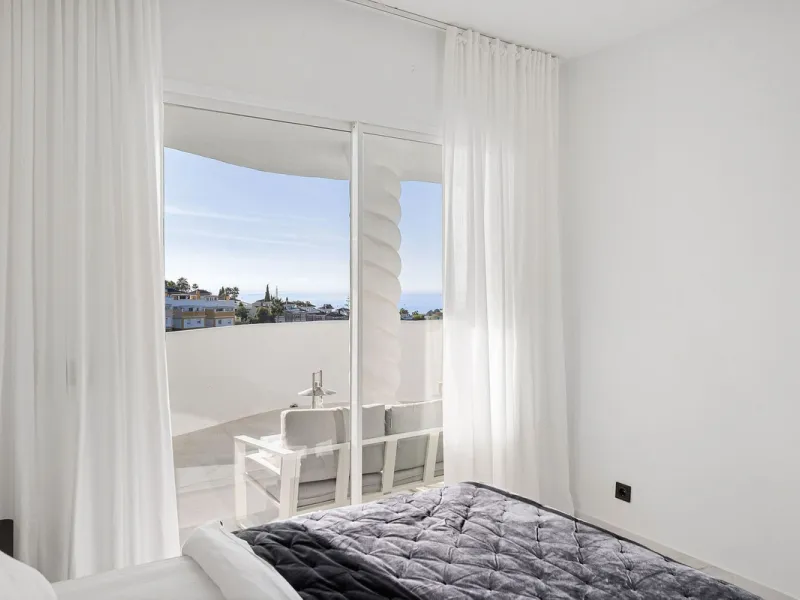 Welcome to this bright and renovated 3 bedroom apartment in Calahonda with beautiful views!