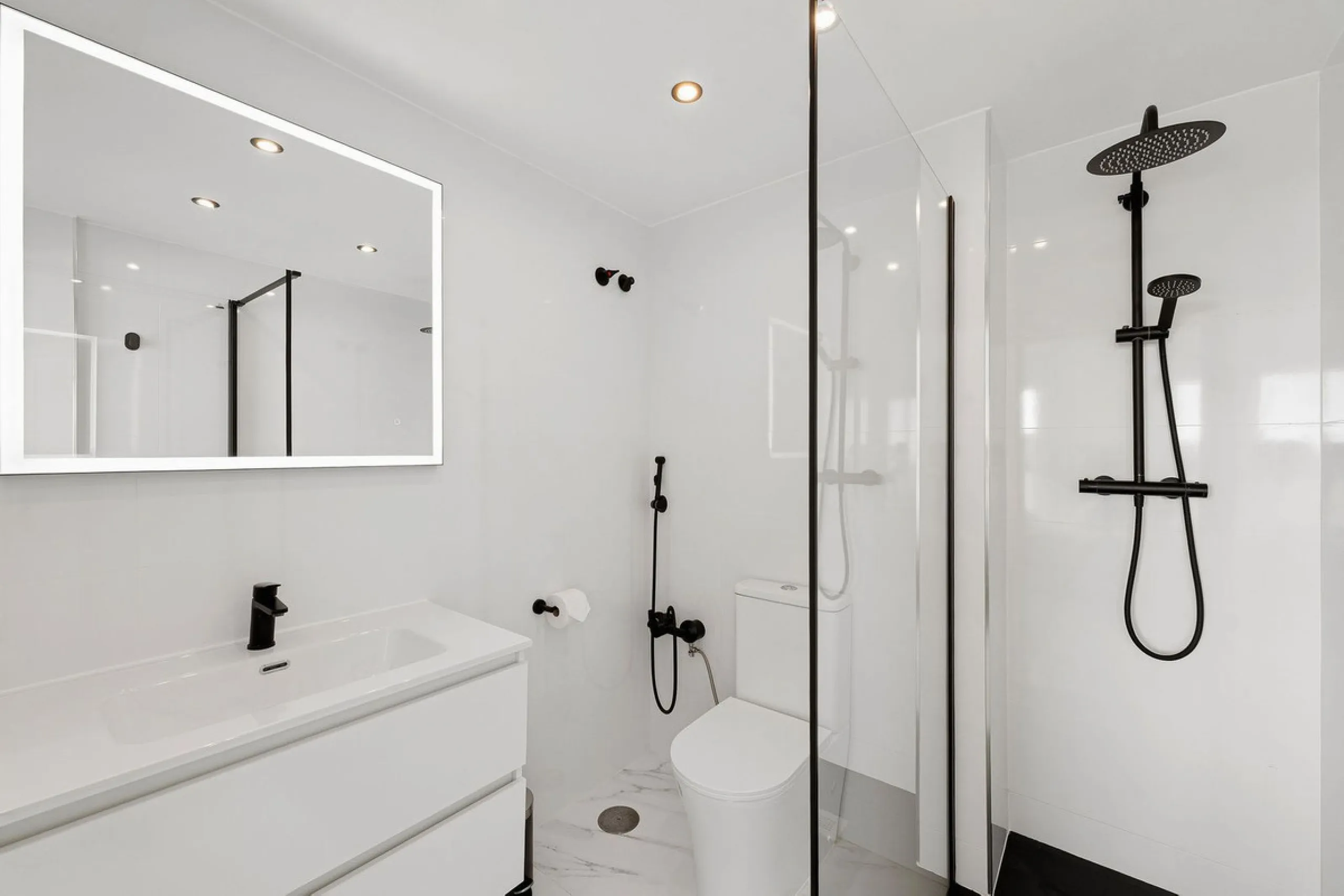 Welcome to this bright and renovated 3 bedroom apartment in Calahonda with beautiful views!