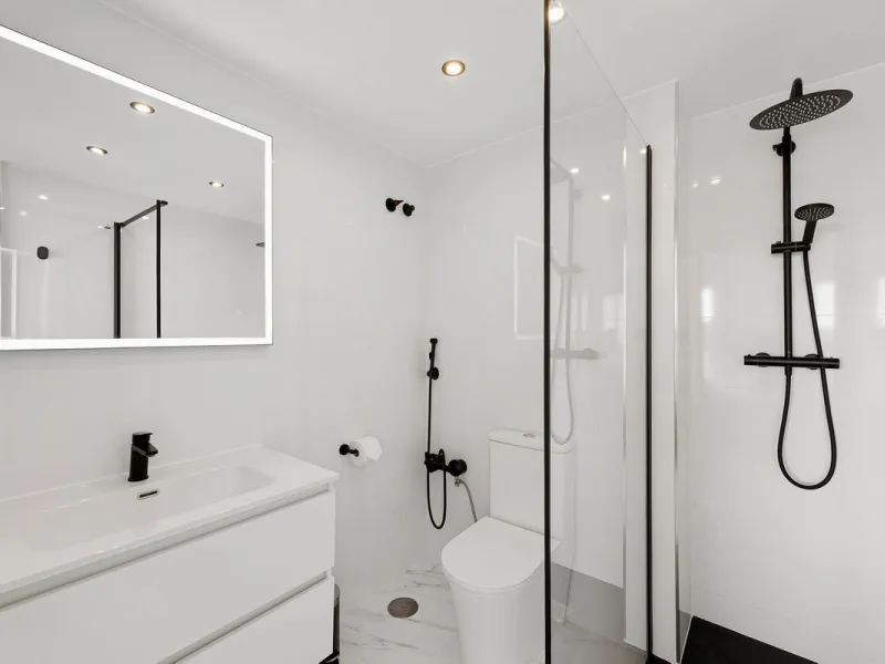 Welcome to this bright and renovated 3 bedroom apartment in Calahonda with beautiful views!