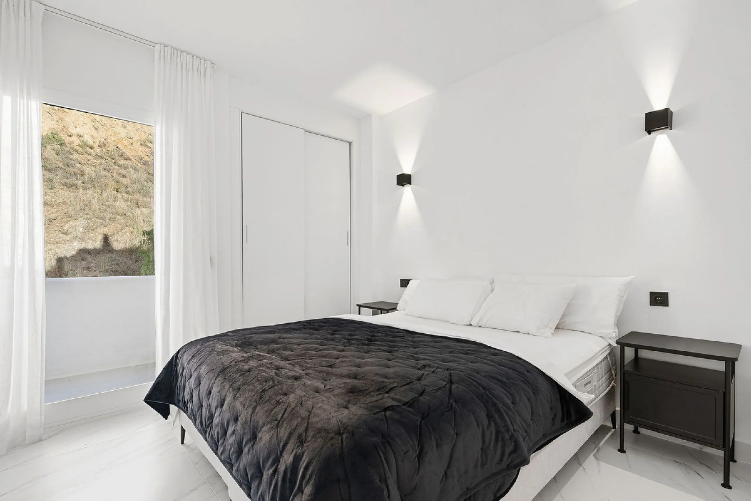 Welcome to this bright and renovated 3 bedroom apartment in Calahonda with beautiful views!