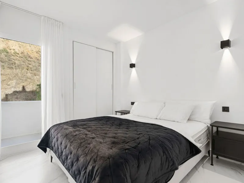 Welcome to this bright and renovated 3 bedroom apartment in Calahonda with beautiful views!