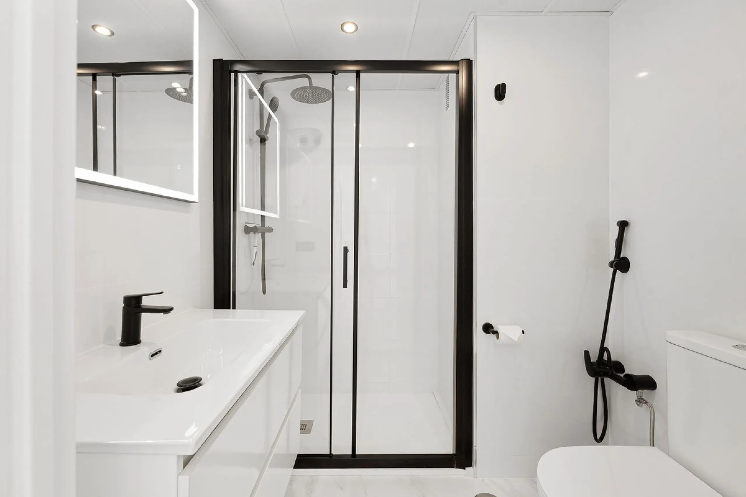 Welcome to this bright and renovated 3 bedroom apartment in Calahonda with beautiful views!